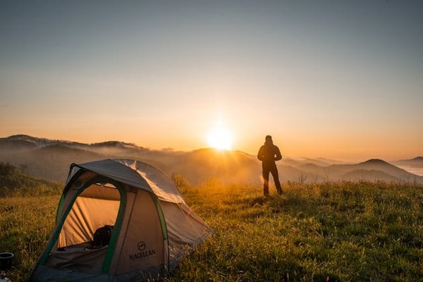 Comment organiser un camping pour une expédition de randonnée dans les montagnes Rocheuses?