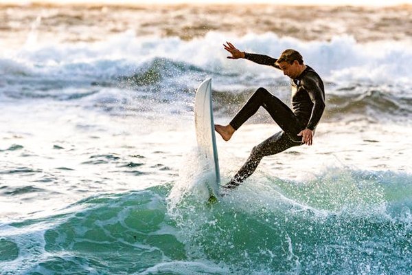 Quels sont les meilleurs spots pour faire du surf en hiver en Californie ?
